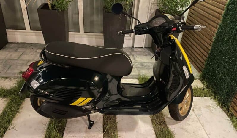 
								2022 Vespa GTS 300 Super Sport full									