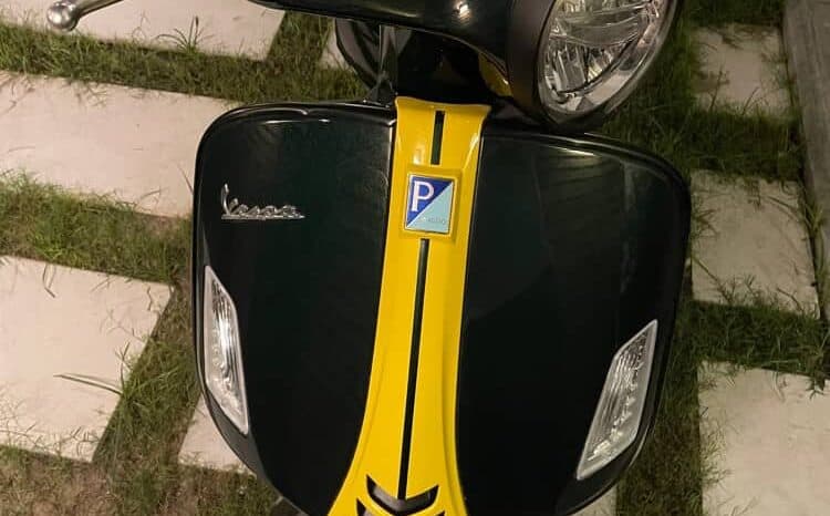 
								2022 Vespa GTS 300 Super Sport full									