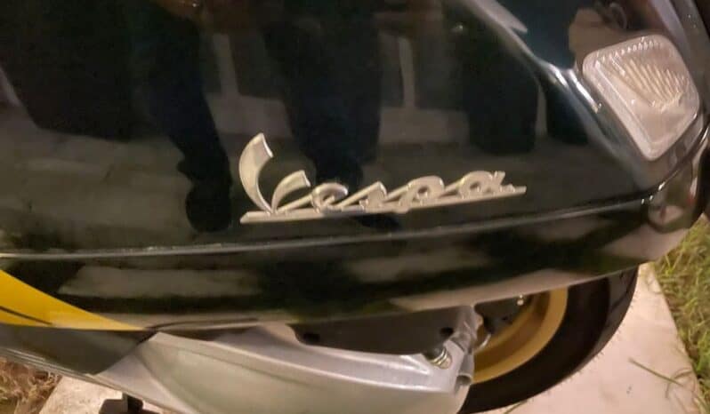 
								2022 Vespa GTS 300 Super Sport full									