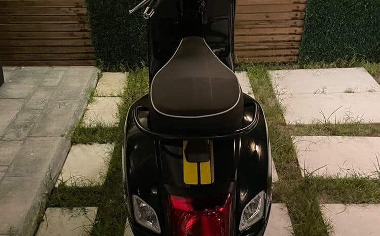 
								2022 Vespa GTS 300 Super Sport full									